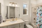 Shared guest bathroom with tub/shower combo